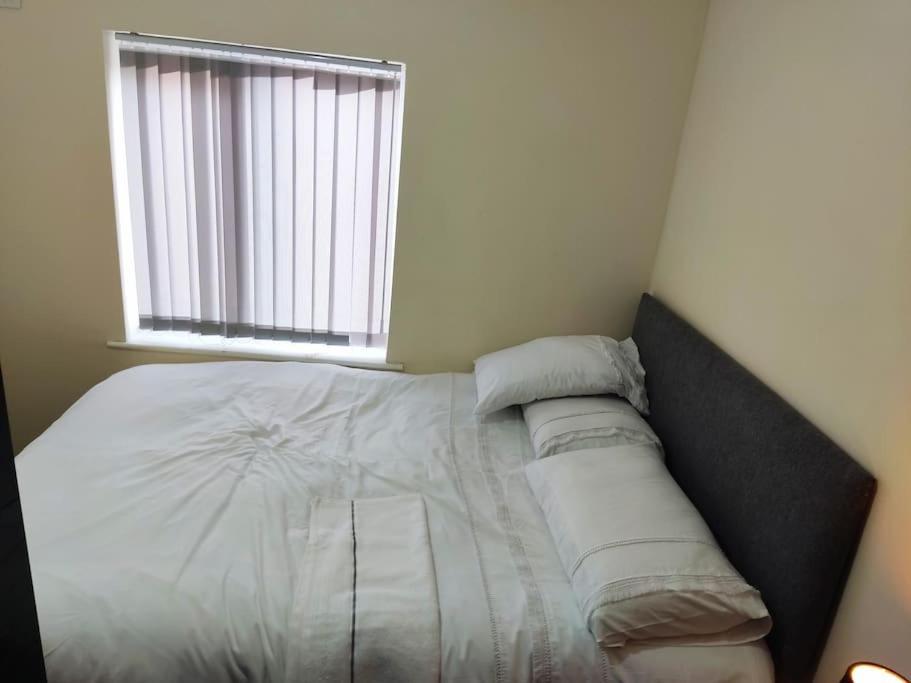 Cheerful 2-bedroom With Off Street Parking